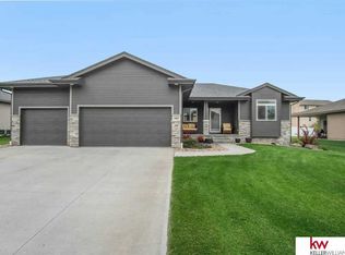 1907 Atlas Dr, Papillion, NE 68133