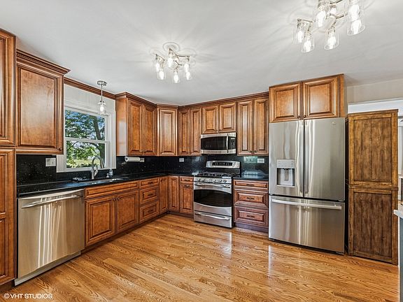 5th image of 651 Garth Rd