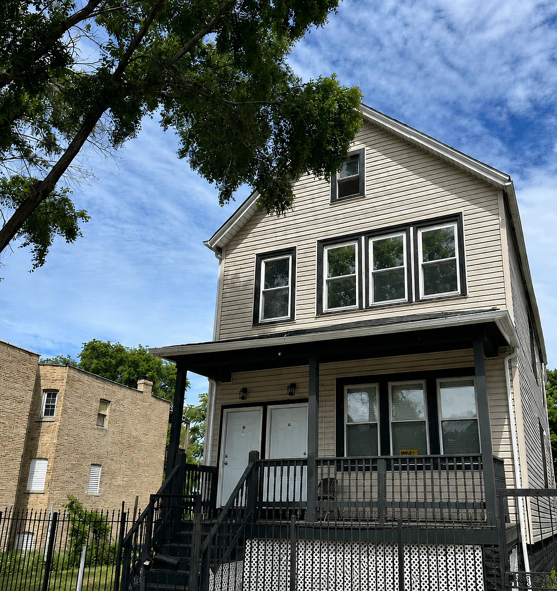 3 bed, 820 sqft, $1,800 — Photo 1