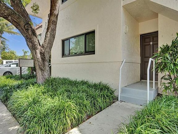 2nd image of 205 Washingtonia Ave #3