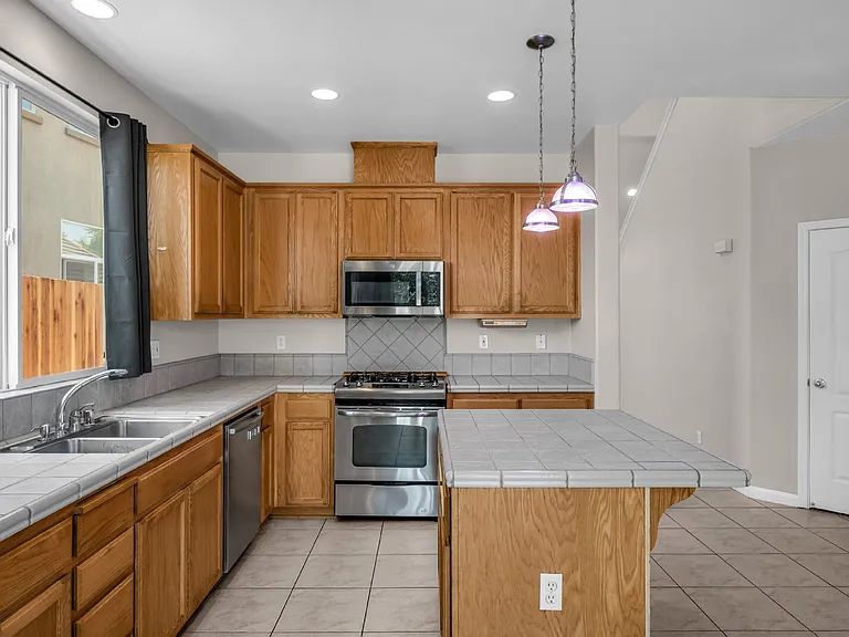 1605 Laugenour Dr — Photo 8