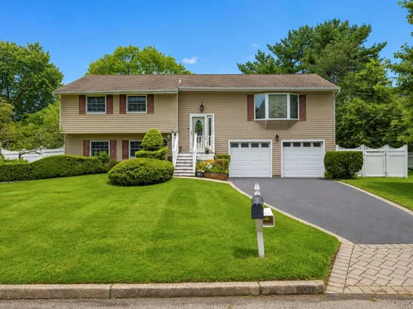 40 Nantucket Drive, Medford, NY 11763