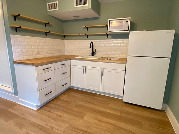 2nd image of 1903 Westridge Dr Unit D