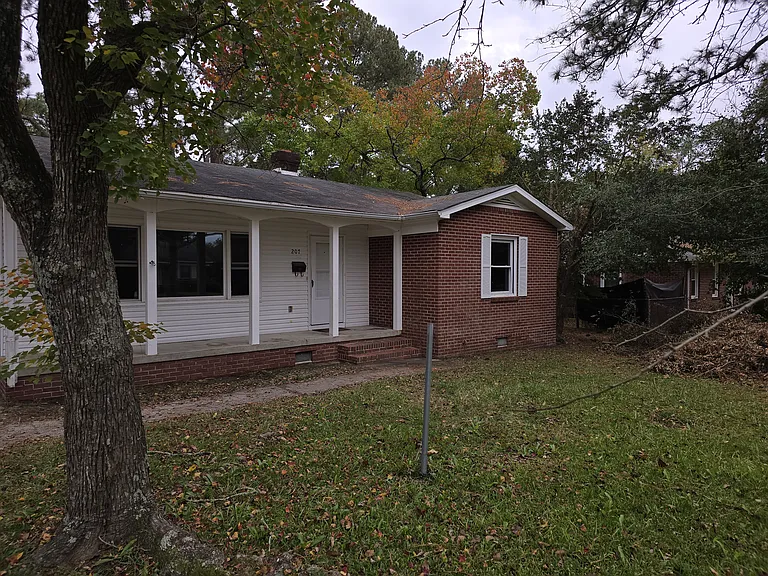 207 Pierce Rd — Photo 3
