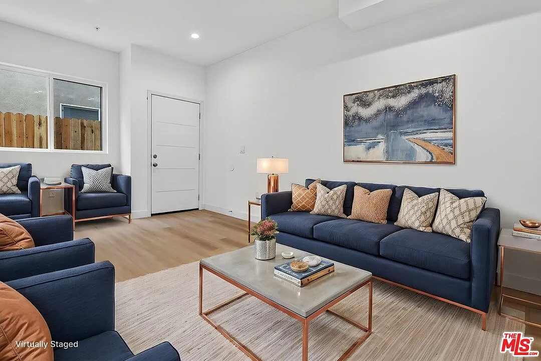 3 bed, 3.5 bath, 1300 sqft, $3,437 — Photo 2
