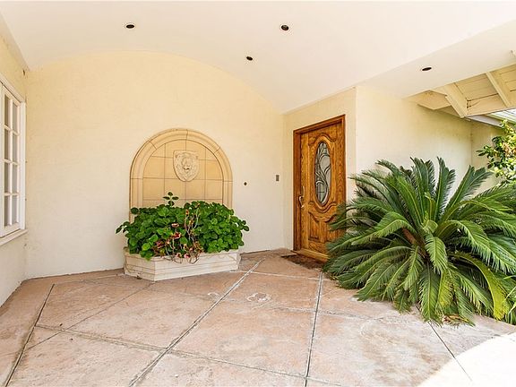 4th image of 3725 Gleneagles Dr