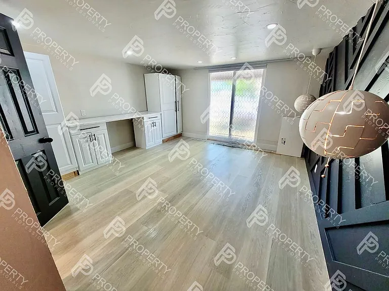 221 W 5th St — Photo 16