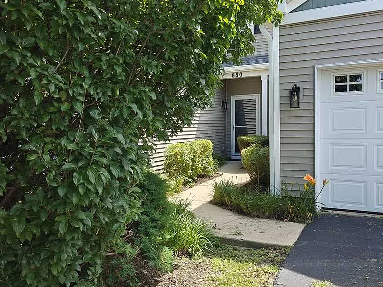 680 Meadowridge Dr — Photo 3