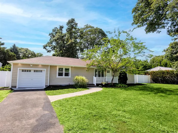 126 Holiday Boulevard, Center Moriches, NY 11934