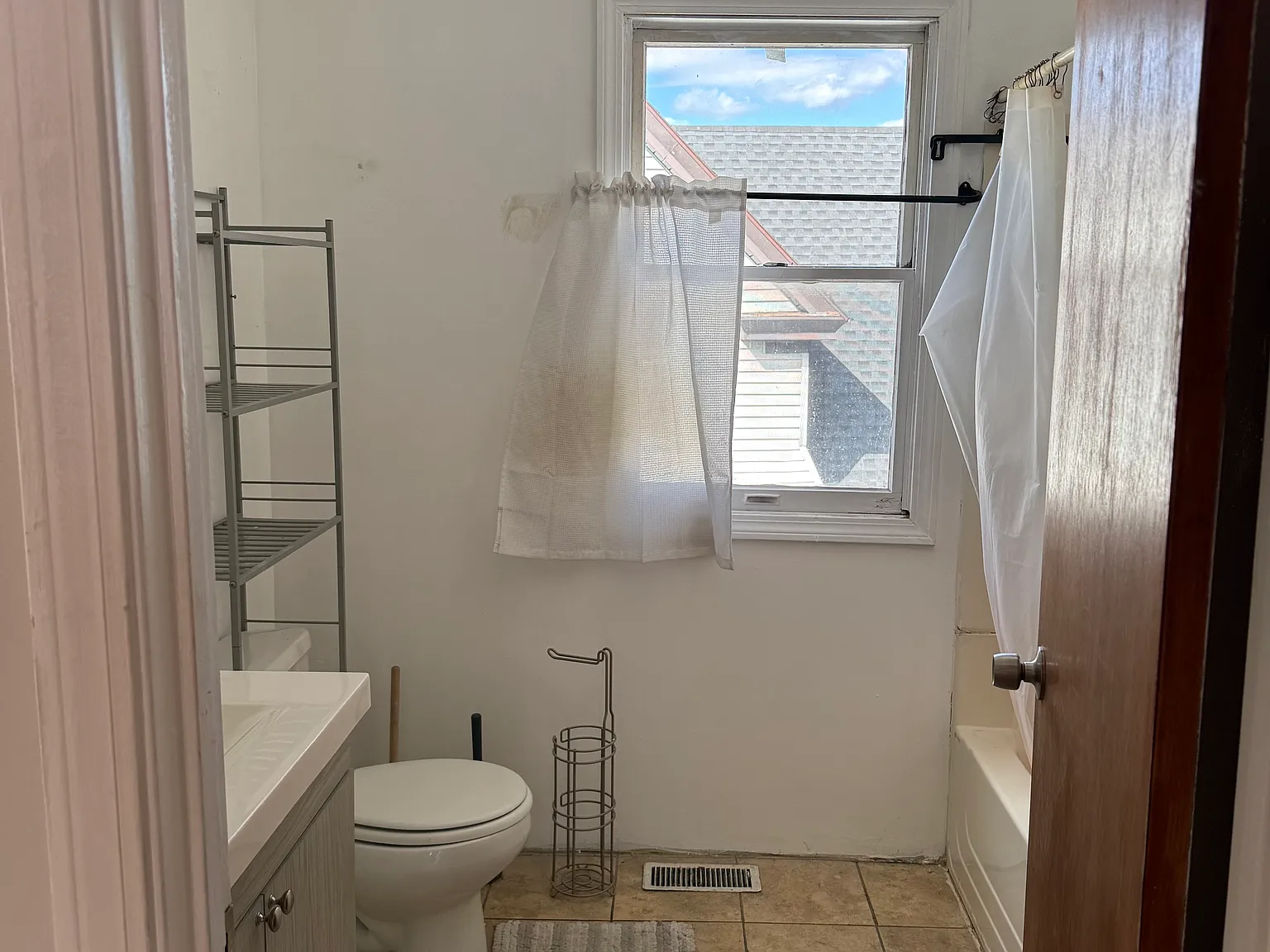 4 bed, 1800 sqft, $4,800 — Photo 1
