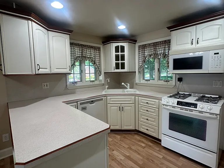 528 E Cherry St — Photo 6
