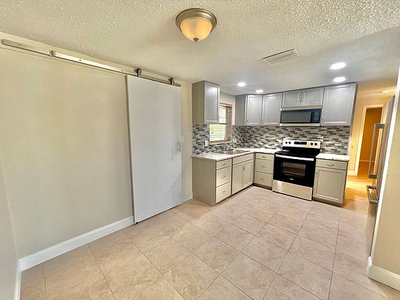 5th image of 3235 Holiday Lake Dr