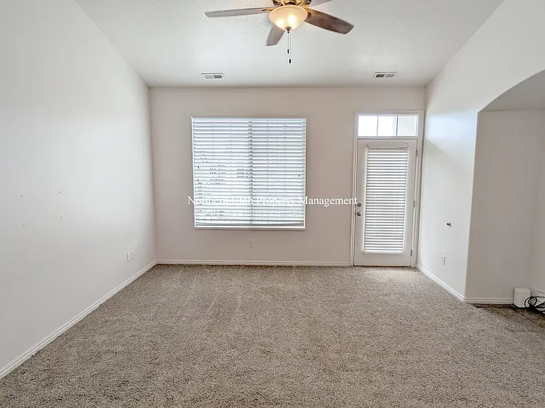 942 Chelsea Ln — Photo 3