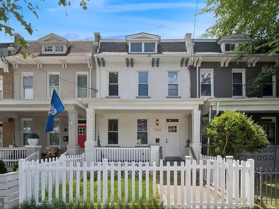 706 Longfellow St NW