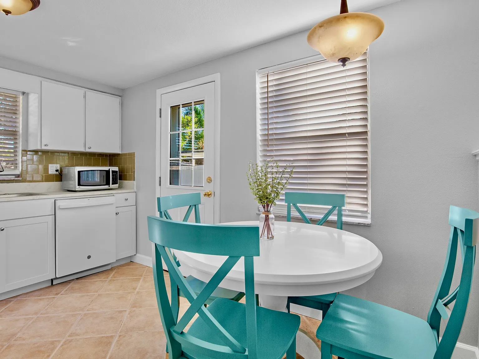 2 bed, 750 sqft, $9,000 — Photo 4
