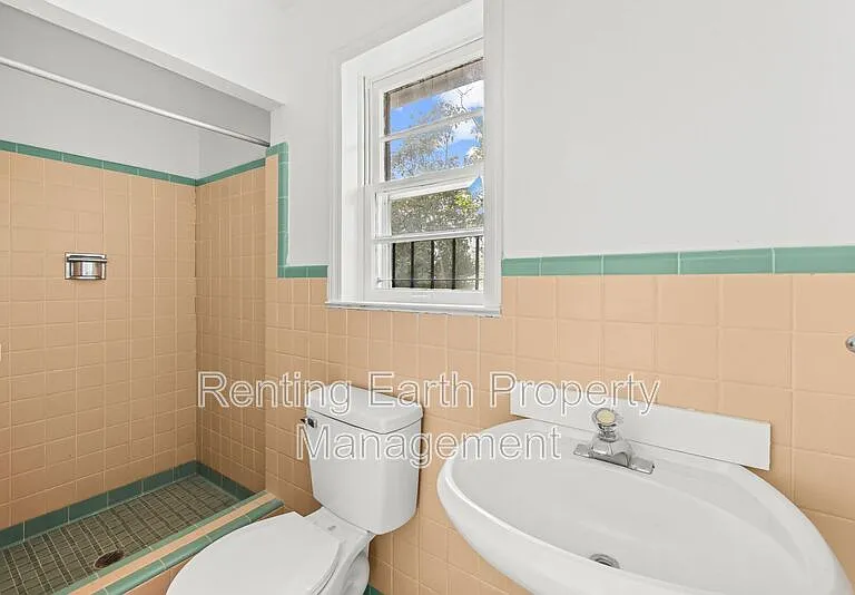 805 Vanderbilt St — Photo 18