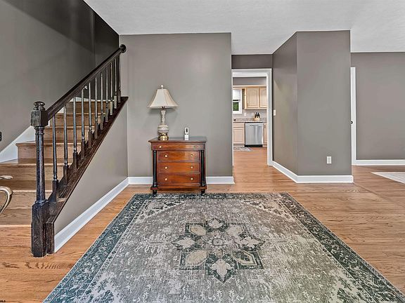 3rd image of 1014 Deerwood Dr