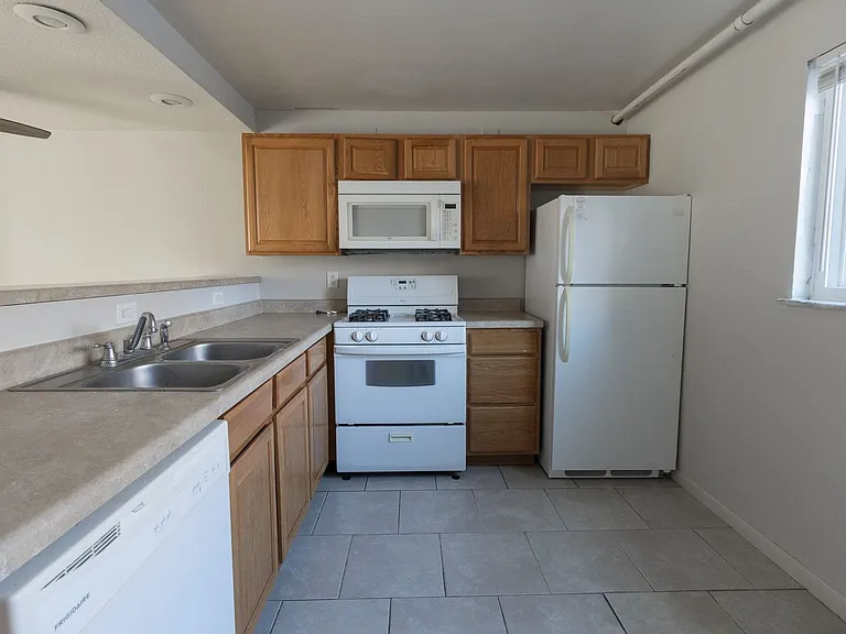 1718 E Broadway — Photo 15