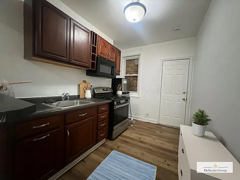 2426 Brentwood Ave — Photo 3