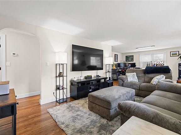 5th image of 108 Sutton Dr