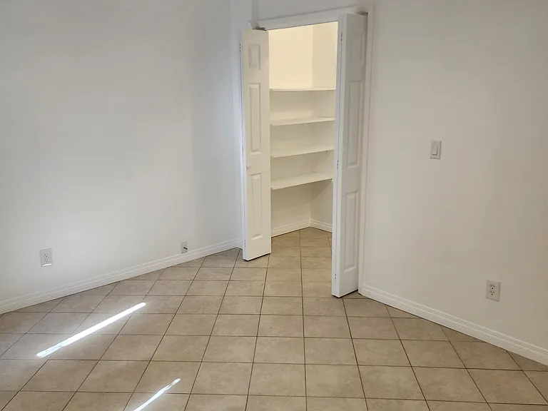 261 E Vermont Ave — Photo 11
