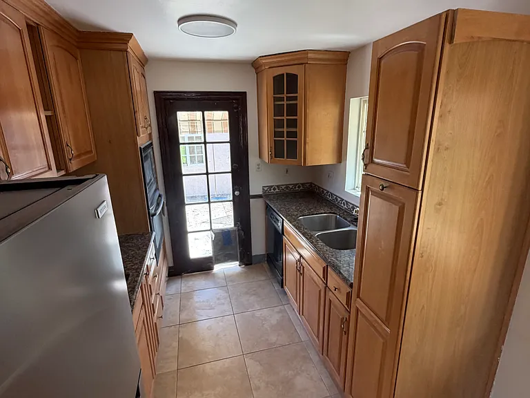 625 W 28th St — Photo 3