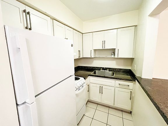 2nd image of 909 SE 14th Ct #11302381