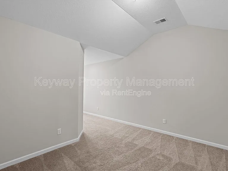 1043 Linsmore Ave — Photo 16