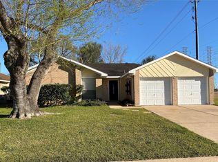 302 El Toro Ln, Webster, TX 77598