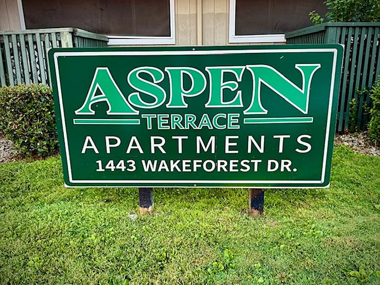 1443 Wake Forest Dr — Photo 1