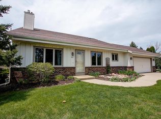 621 Prairie View Dr, North Prairie, WI 53153