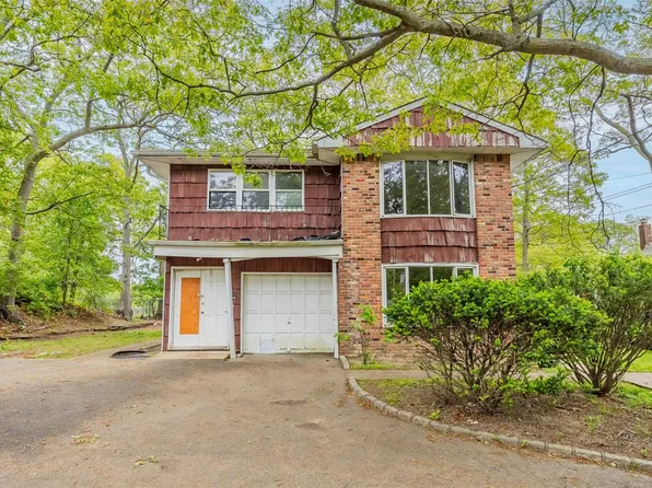 95 Berkshire Drive, Farmingville, NY 11738