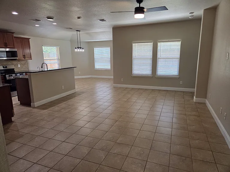 5202 Dauphin Dr — Photo 5