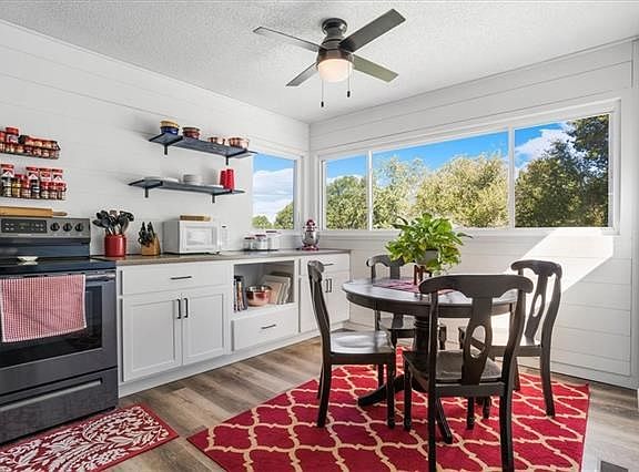 3rd image of 216 W Sierra Dr
