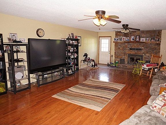 4th image of 1076 E 580th Ave