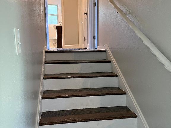 4th image of 10111 Lakeview Rd W