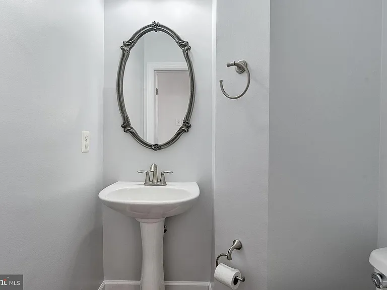 7576 Maidenhead Dr — Photo 10