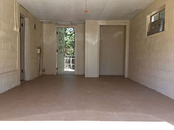 4th image of 419 W 52nd St