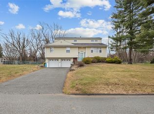 11 Castle Drive, Chestnut Ridge, NY 10977