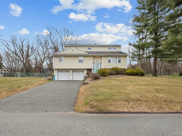 11 Castle Drive, Chestnut Ridge, NY 10977