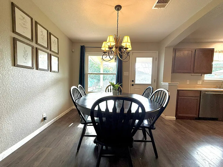 202 Paige Bnd — Photo 4