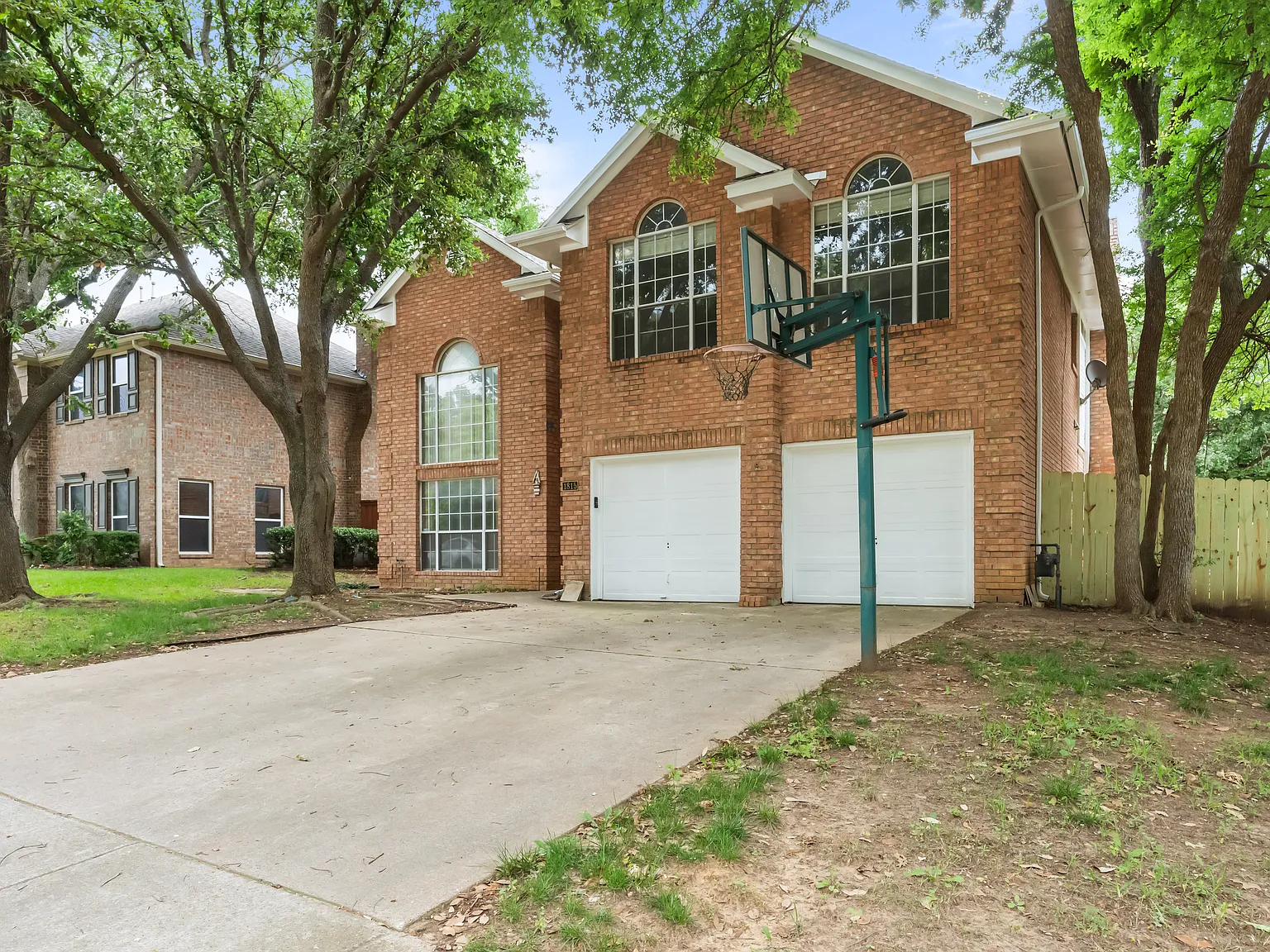 4 bed, 2.5 bath, 2411 sqft, $3,290 — Photo 2