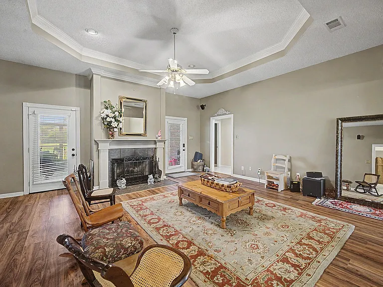 300 Cheyenne Dr — Photo 3