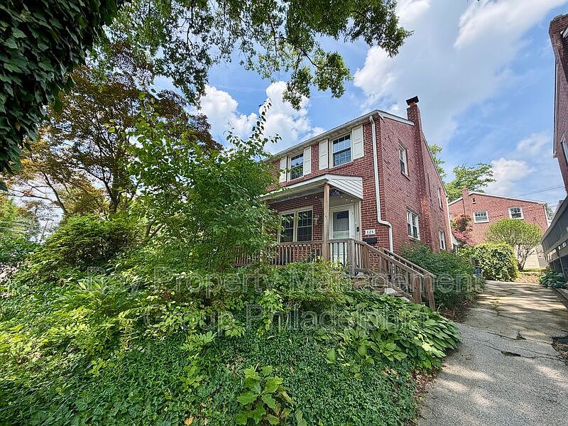 1st image of 121 N Bradford Ave