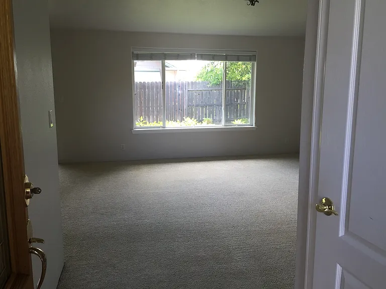2723 Esther Ln — Photo 4