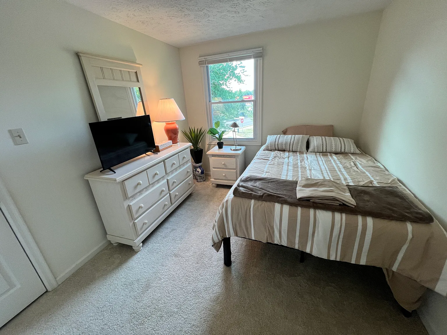 3 bed, 2.5 bath, 1800 sqft, $875 — Photo 2