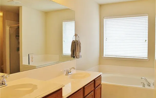 629 Rothschild Ln — Photo 3