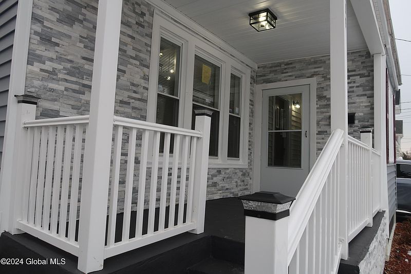 3rd image of 419 Plymouth Avenue