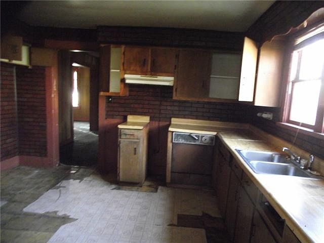 2nd image of 1005 S Oak St