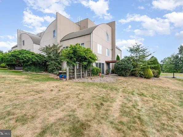 414 Blue Ridge Cir, Harrisburg, PA 17110